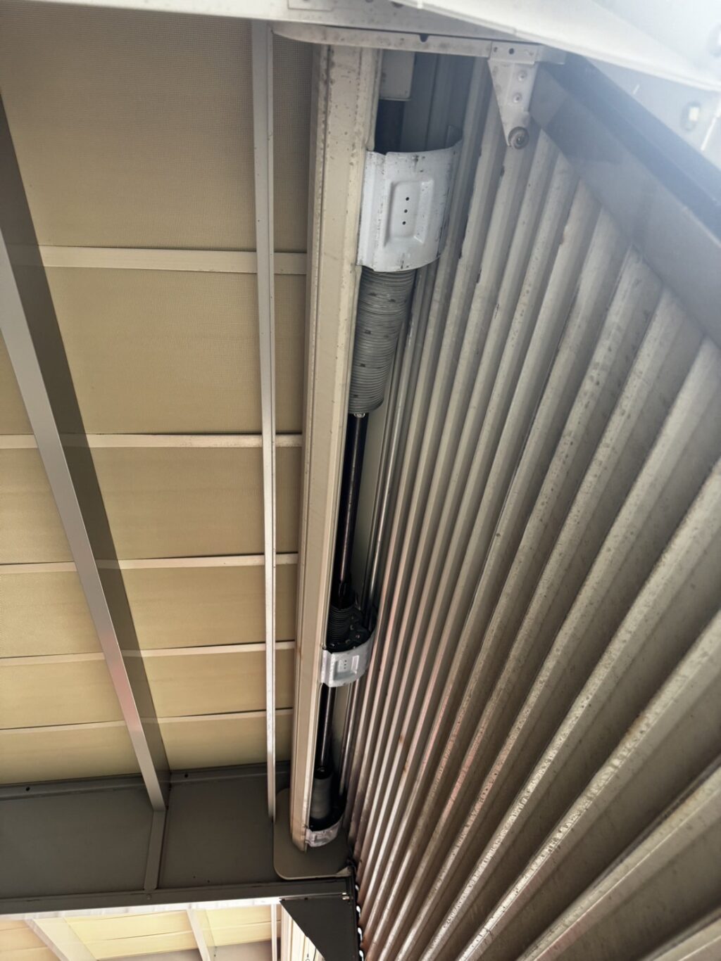文化製電動シャッターの開閉機交換とスラット修理の修理事例