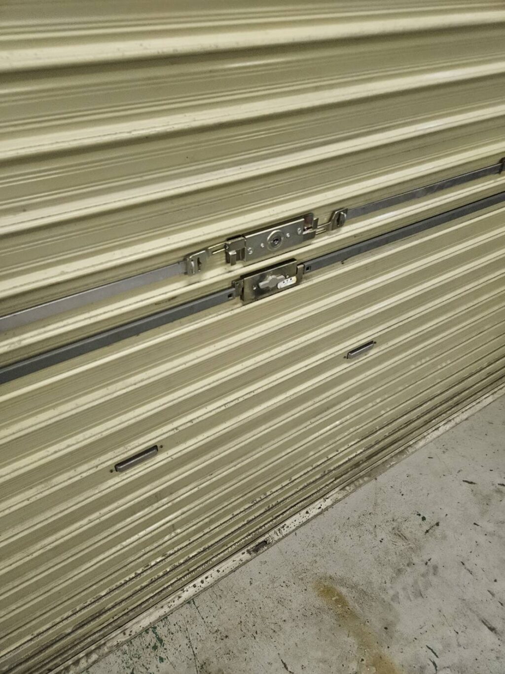 三和シャッター製入口の鍵交換で動作改善の修理事例