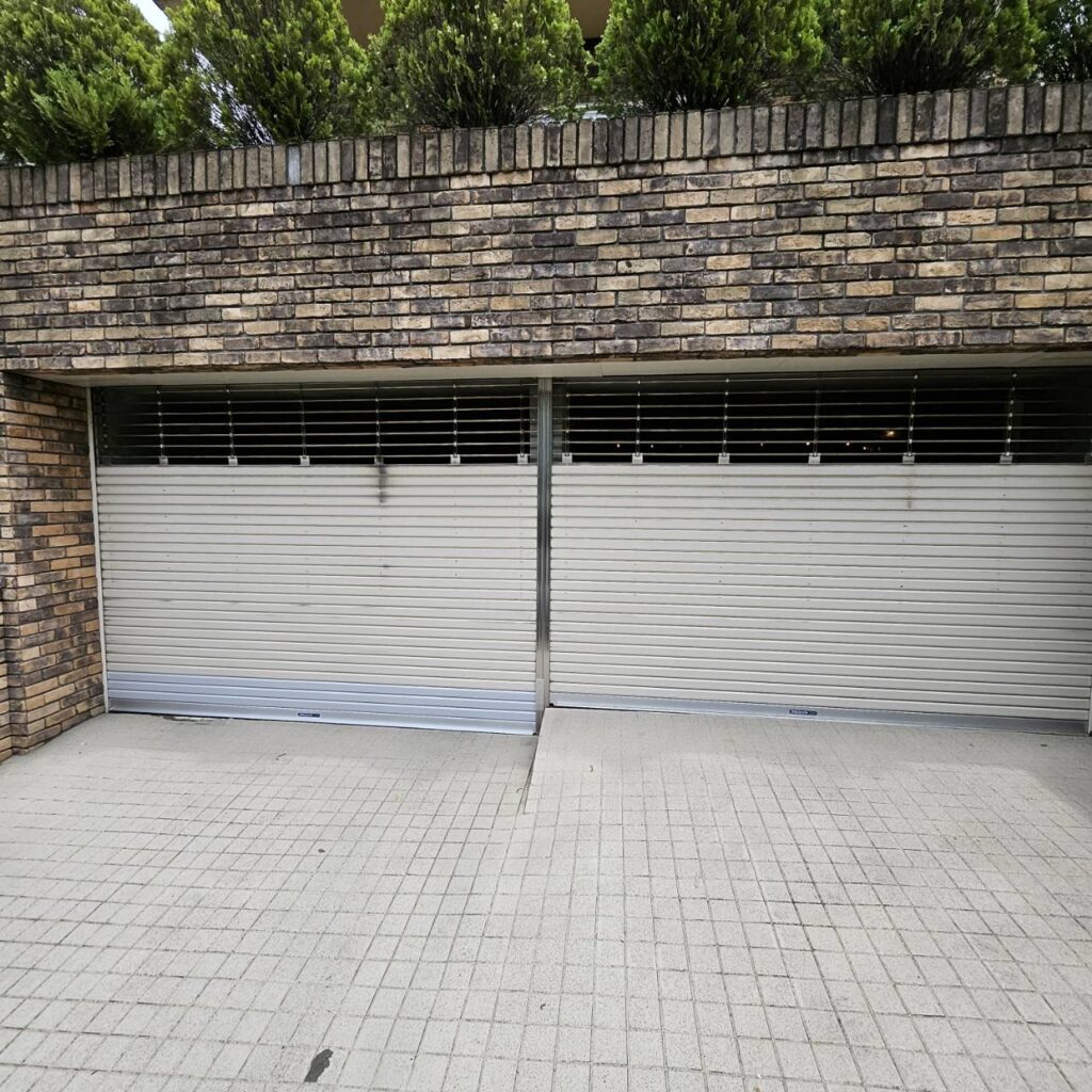 文化シャッター製車庫手動シャッターのバネ・スラット交換の修理事例