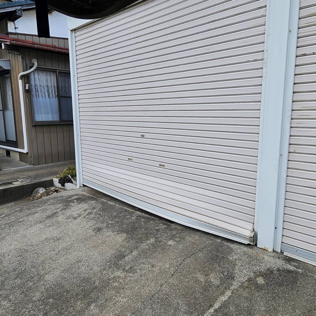 へこみにより停止した車庫電動シャッターを修復の修理事例