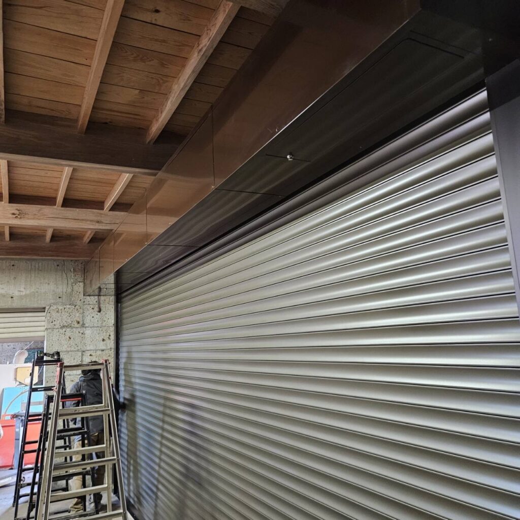 文化製車庫用電動シャッター／開閉機・スラット・点検口交換工事の修理事例