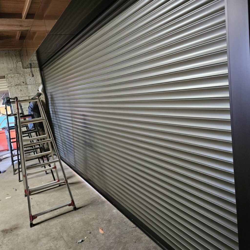 手動車庫シャッターをシルバーグレーで新規交換の修理事例