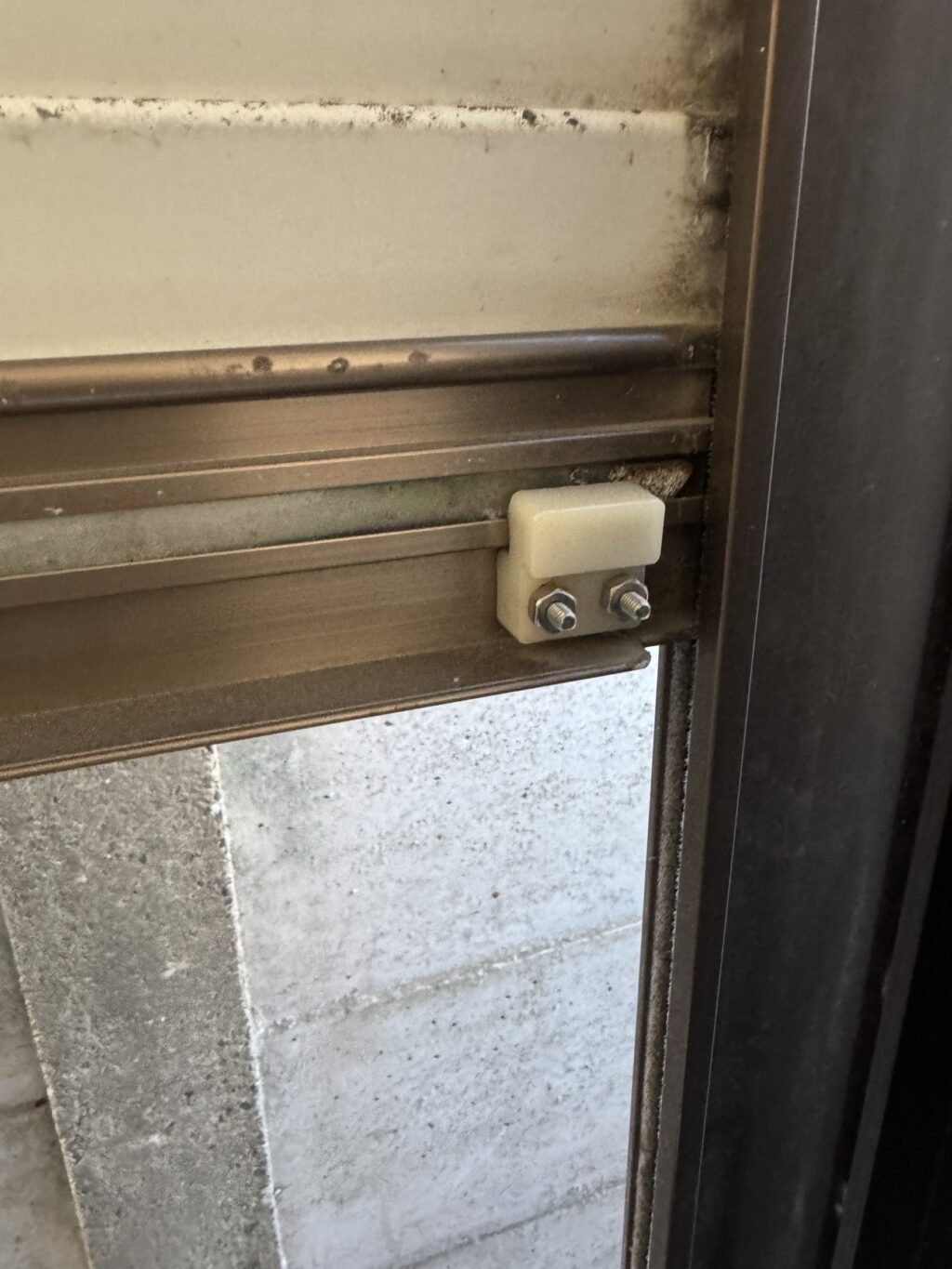 歪みのある電動車庫シャッターの点検と提案の修理事例