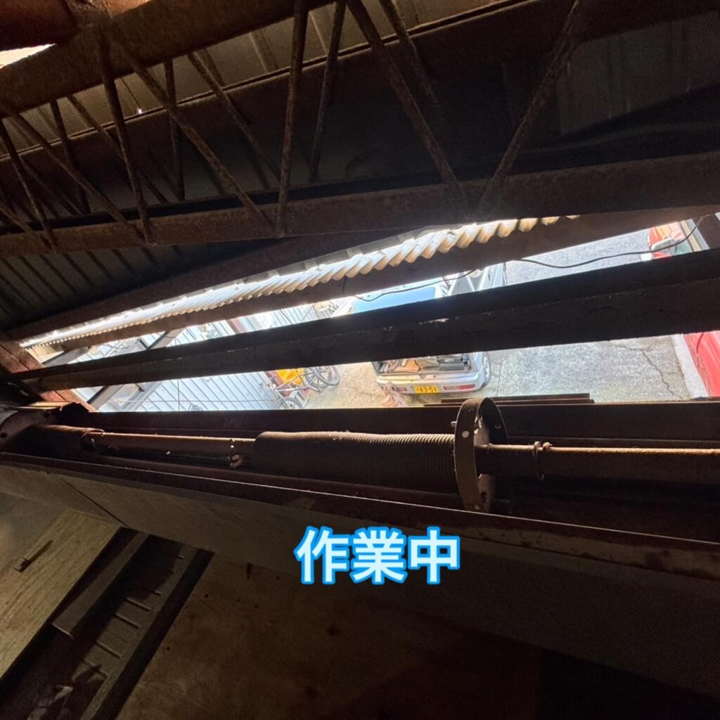 トステム製車庫シャッターの柱外れ修復の修理事例