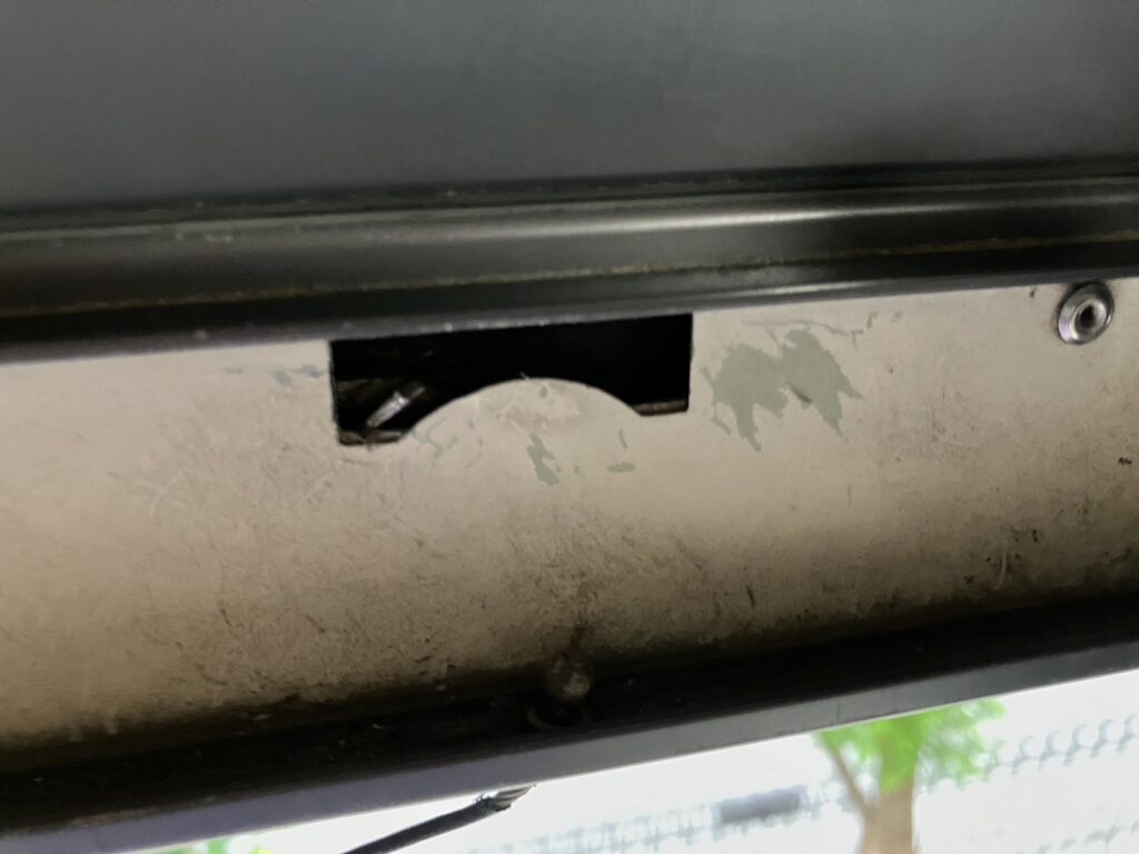 稲葉製車庫シャッターのモーター交換とリモコン追加の修理事例