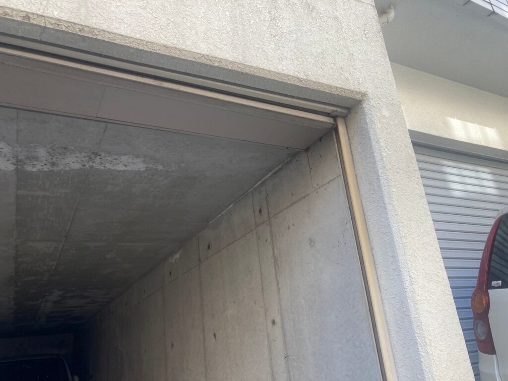 車庫手動シャッターの解体撤去工事の修理事例