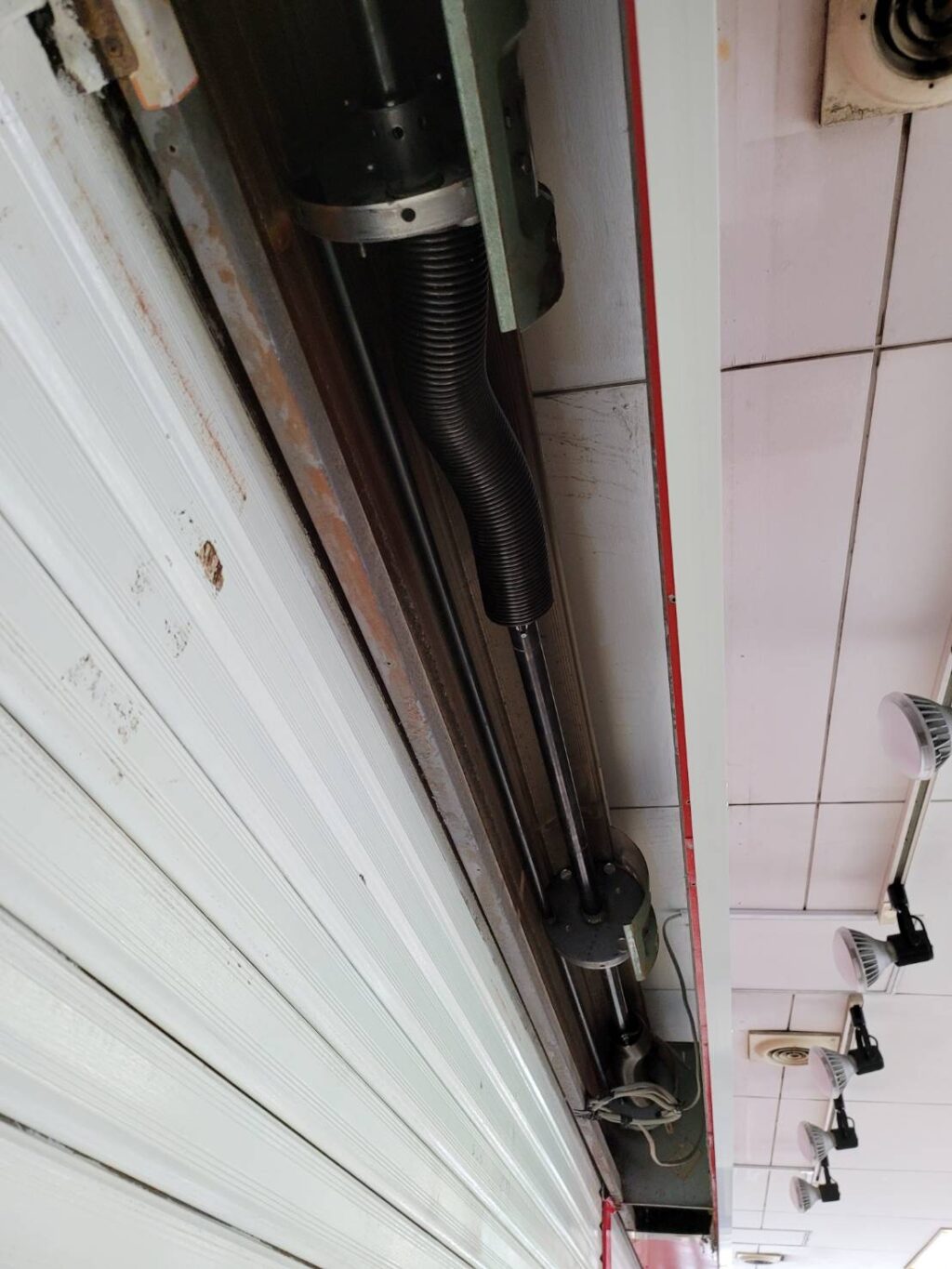 店舗電動シャッターの開閉機とチェーン交換の修理事例