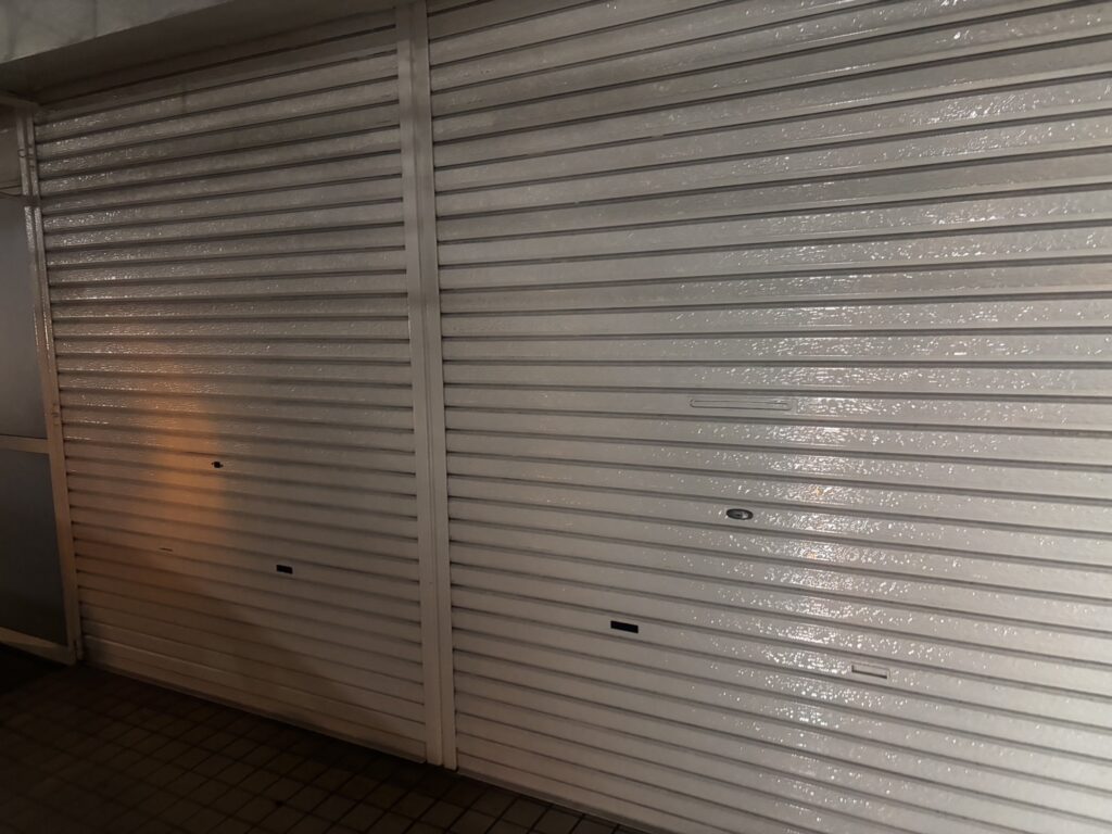店舗シャッターへの三和製鍵付きスラット取付の修理事例