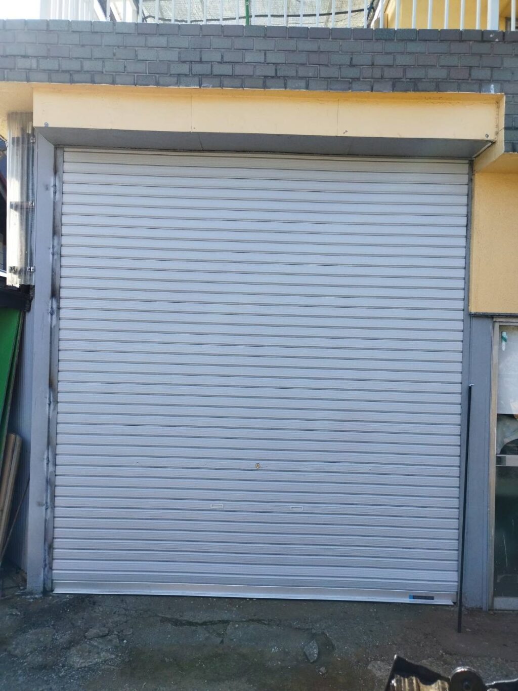 店舗手動シャッターの鍵セット交換工事の修理事例