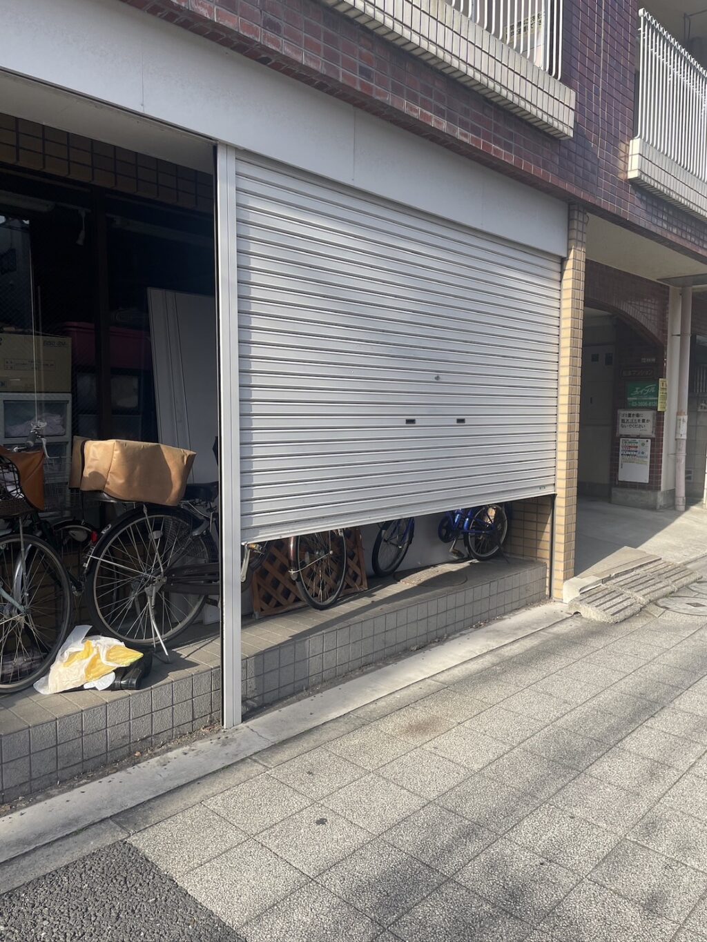 店舗シャッターの中柱を白色で交換の修理事例