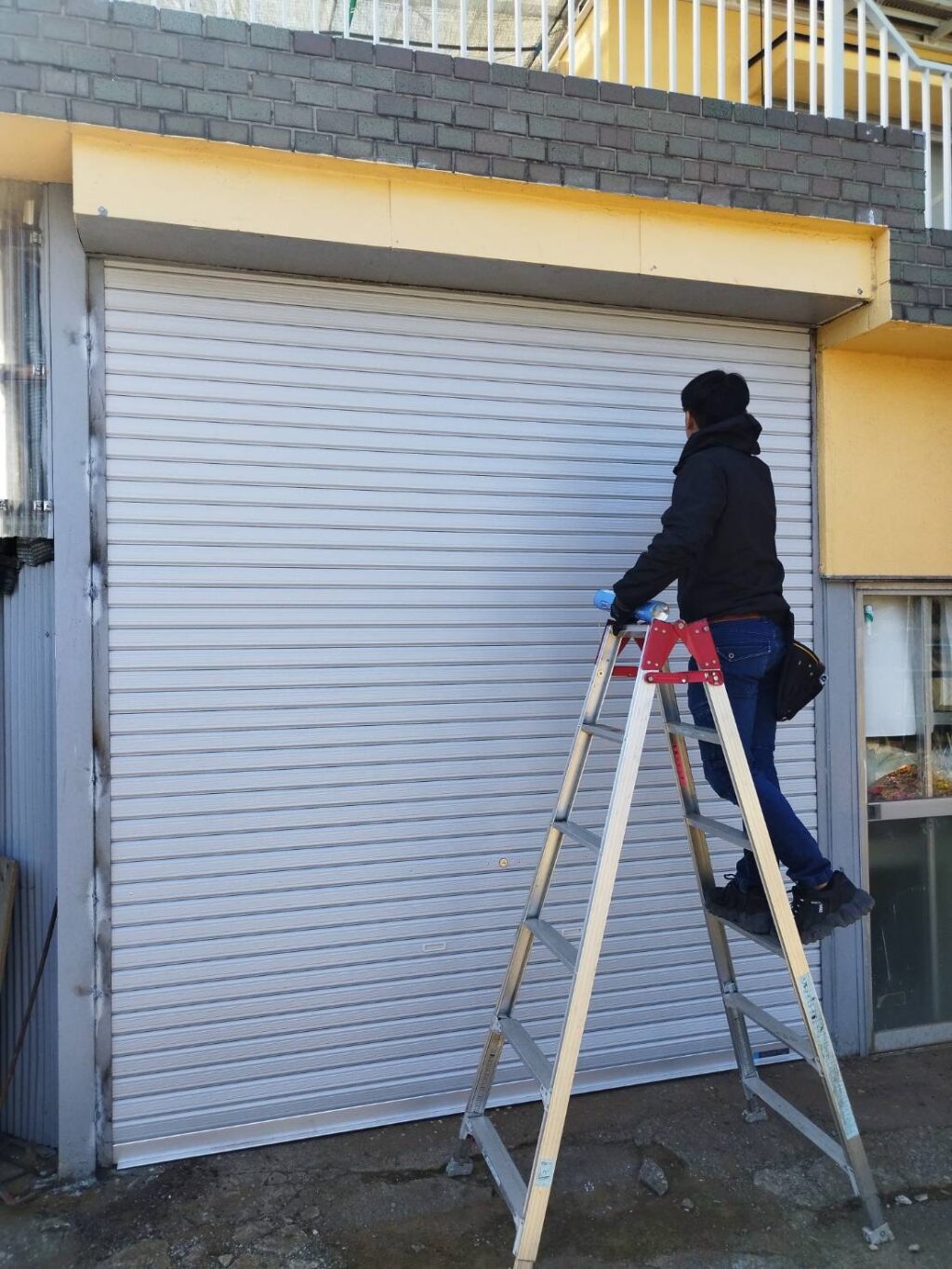 店舗手動シャッターの鍵固定作業の修理事例
