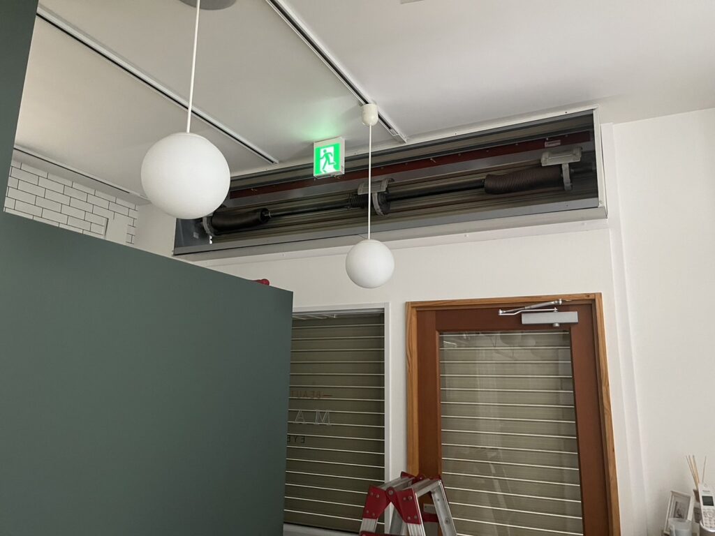 三和製シャッターの電動スプリングシャフト交換工事の修理事例