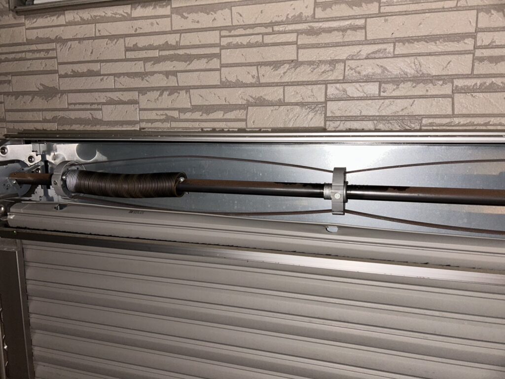 手動店舗シャッター3箇所のバネ・スラット交換の修理事例