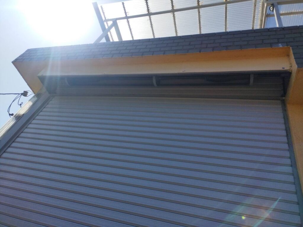 店舗シャッターの中柱・鍵交換工事の修理事例