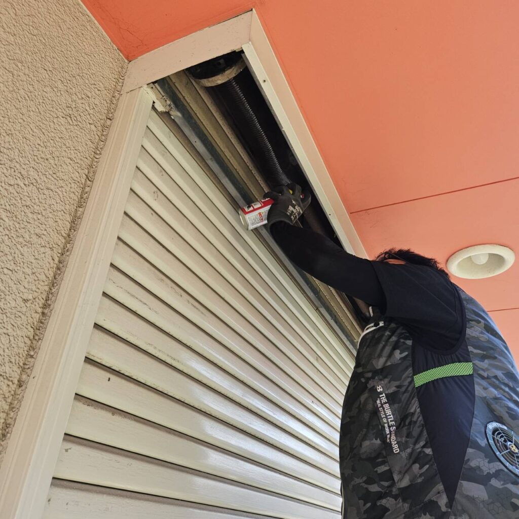 店舗裏口の手動シャッター交換工事の修理事例