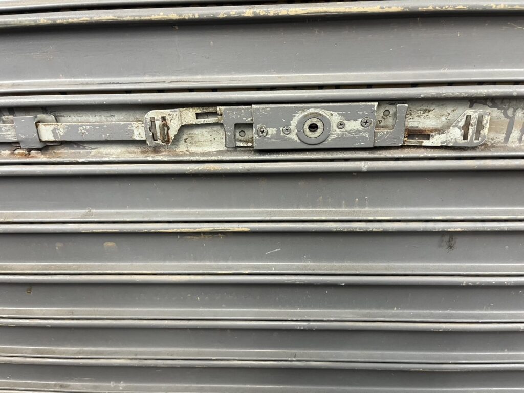 三和シャッター車庫用 電動スプリングシャフト交換の修理事例