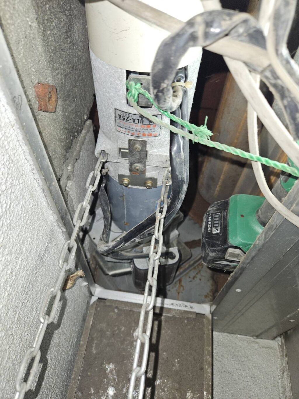 不具合で動かなくなった窓シャッターの開閉機交換の修理事例