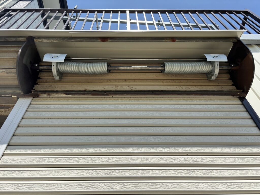 トステム製手動窓シャッターのバネ交換で動作改善の修理事例