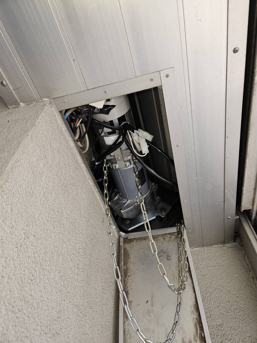 三和製窓用電動シャッター／開閉機交換（ソムフィ製）の修理事例