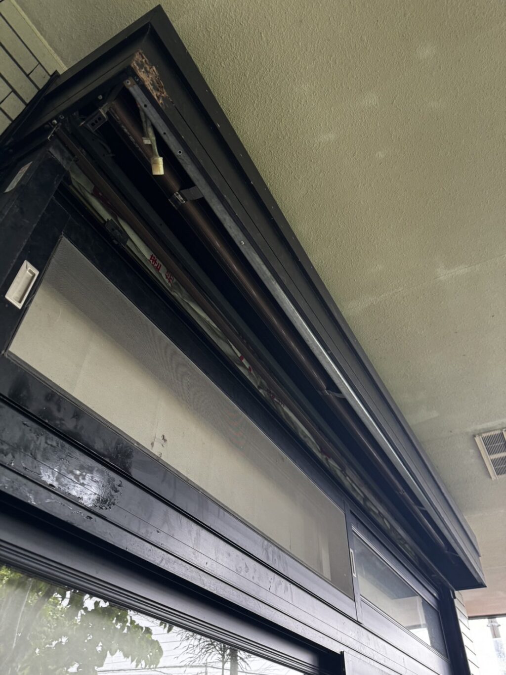 三和製と思われる窓手動シャッターの部材交換の修理事例