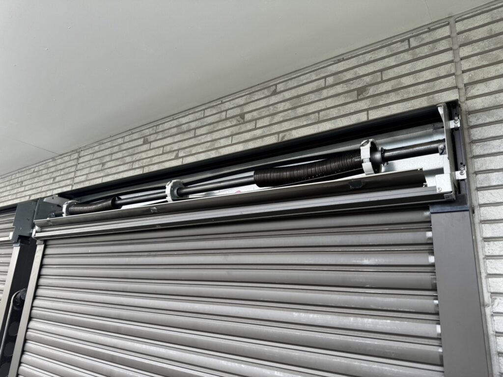 手動窓シャッターのバネ交換による開閉改善の修理事例