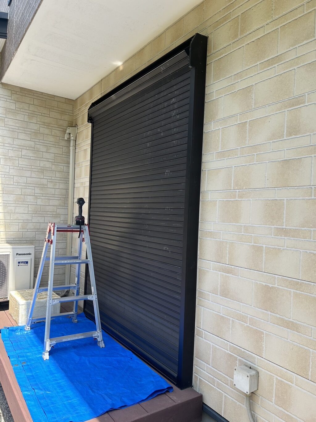 YKK製窓電動シャッター2台の開閉機交換工事の修理事例