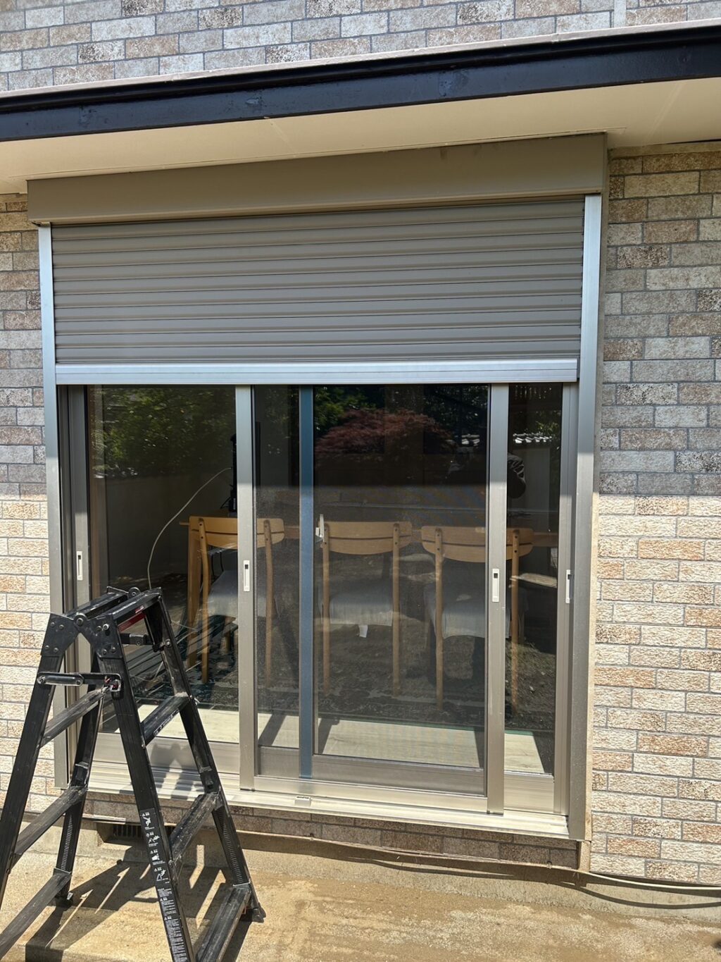 手動窓シャッターのレール不具合修復と部材交換の修理事例