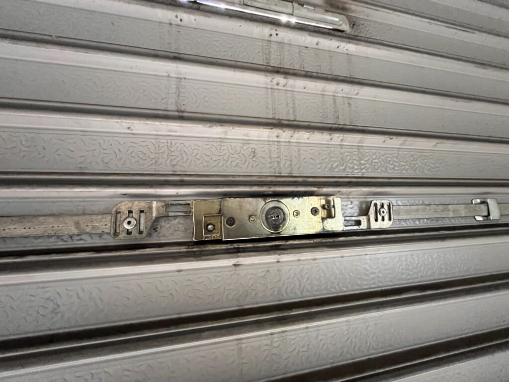 文化シャッター製手動窓の鍵不良を本体交換で復旧の修理事例