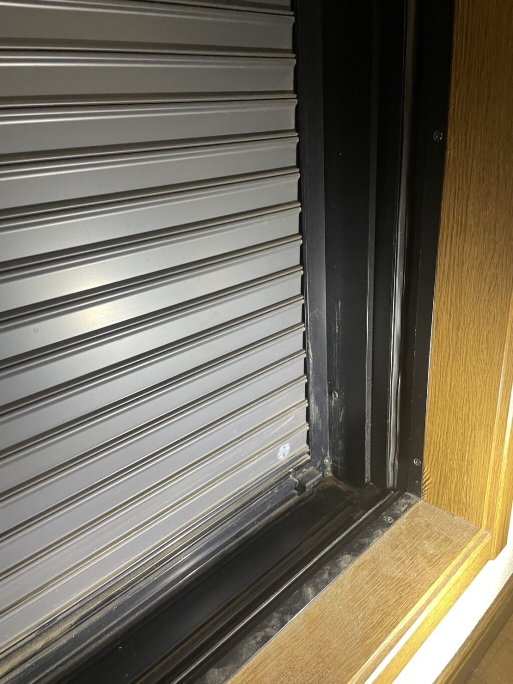 手動窓シャッターのシャフト・スラット交換の修理事例