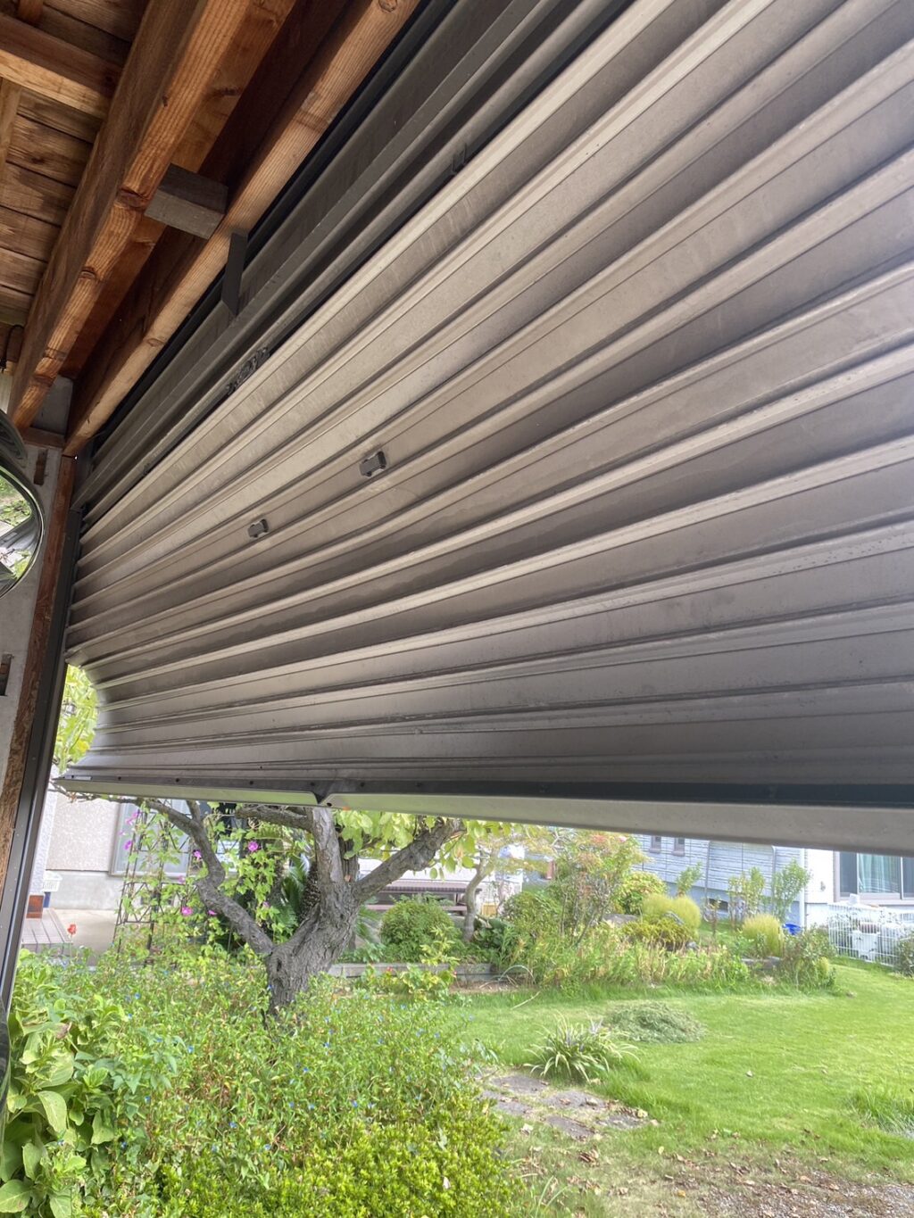 トステム製電動シャッターのスラット巻き込み復旧作業の修理事例