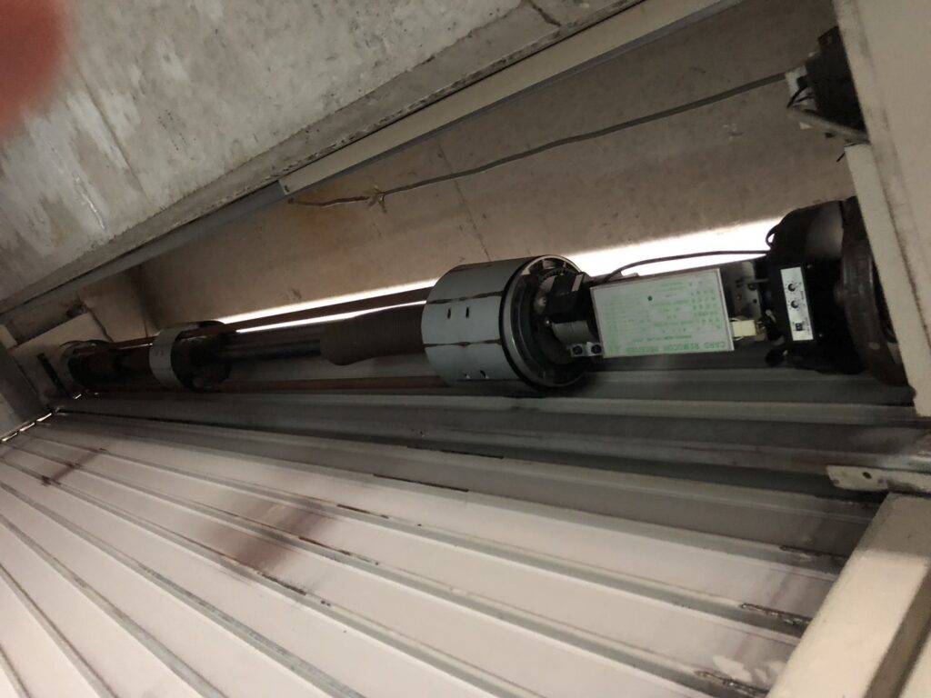 住宅用シャッターの開閉機交換と電動化工事（トステム）の修理事例