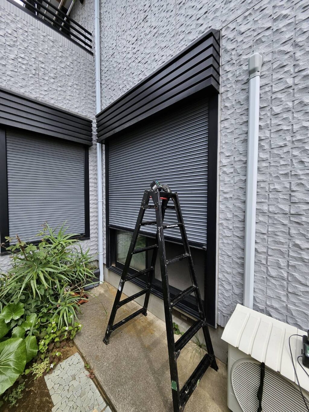 文化シャッター製 電動窓シャッターの開閉機交換の修理事例