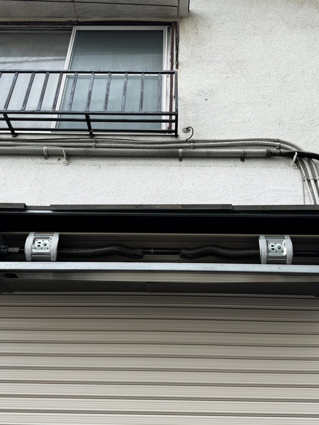 不二サッシ製手動窓シャッターのスプリングシャフト交換の修理事例