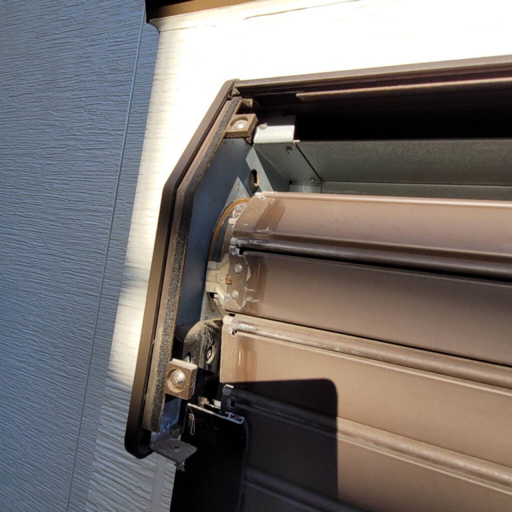 ソムフィー製電動窓シャッター2台の開閉機交換の修理事例