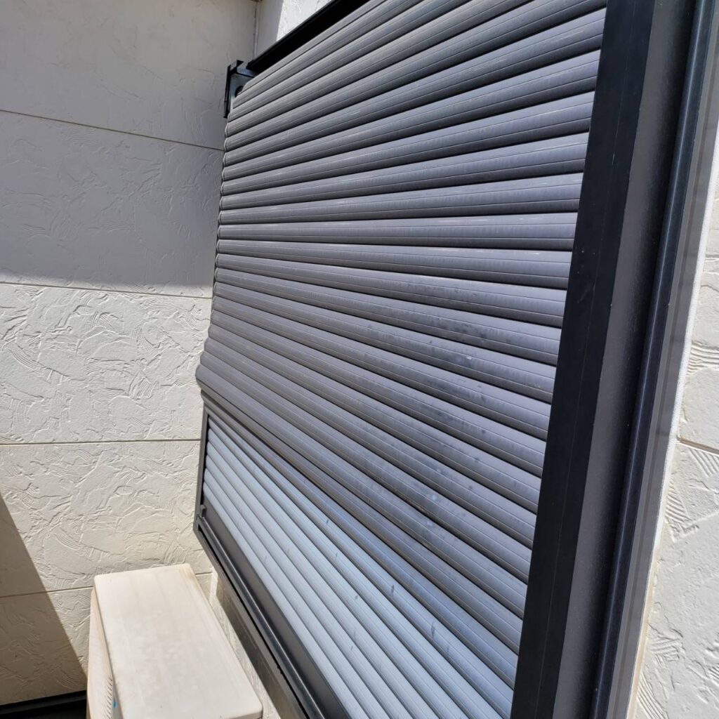 窓用手動シャッター／スラット調整およびバネ調整の修理事例