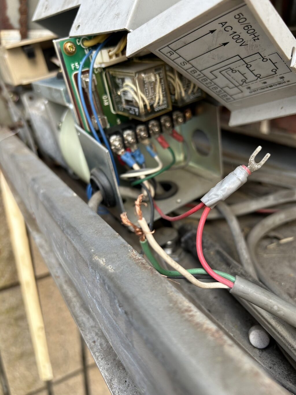 トステム製電動窓シャッターの開閉機交換の修理事例