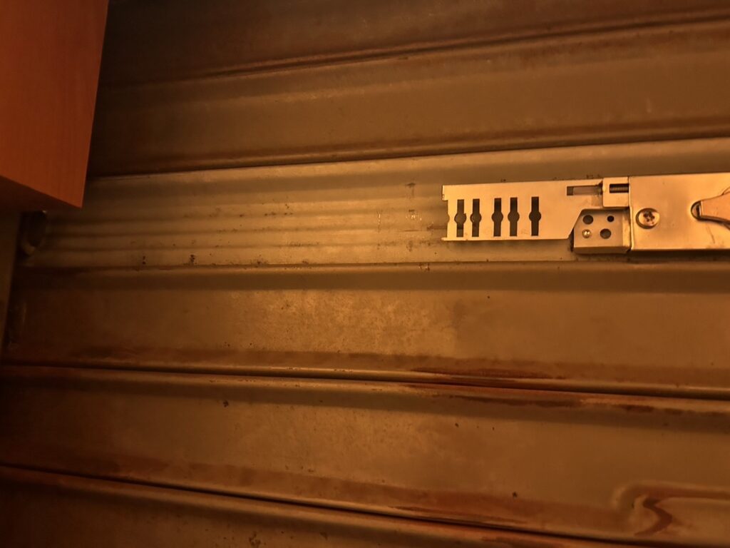 手動窓シャッターの幅木錠注油と開錠作業の修理事例