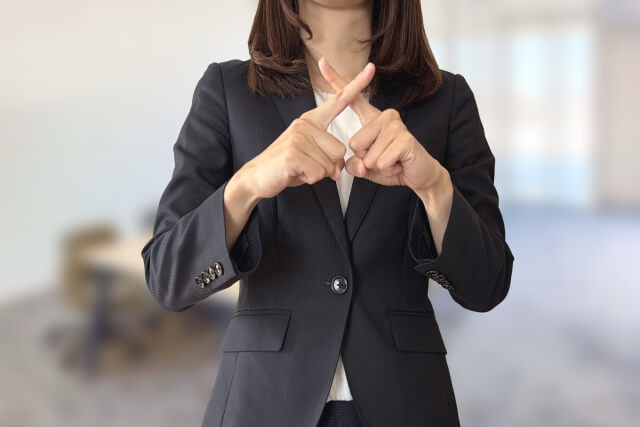 シャッターが開かない状態で無理に動かすと故障の悪化やけがにつながって危険