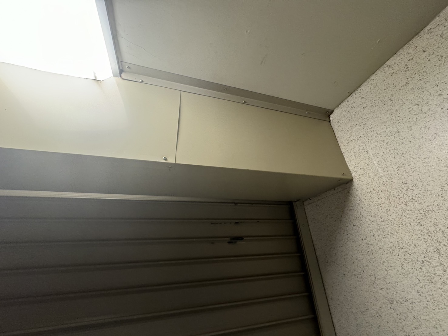 車庫シャッターの巻き取り部分