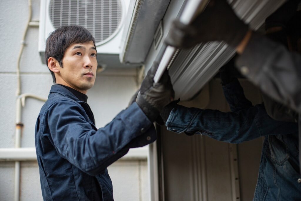 シャッターの施工に取り組む職人