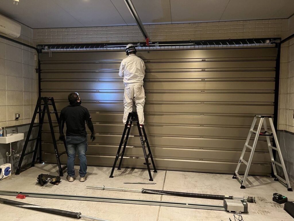 大型シャッターの施工現場